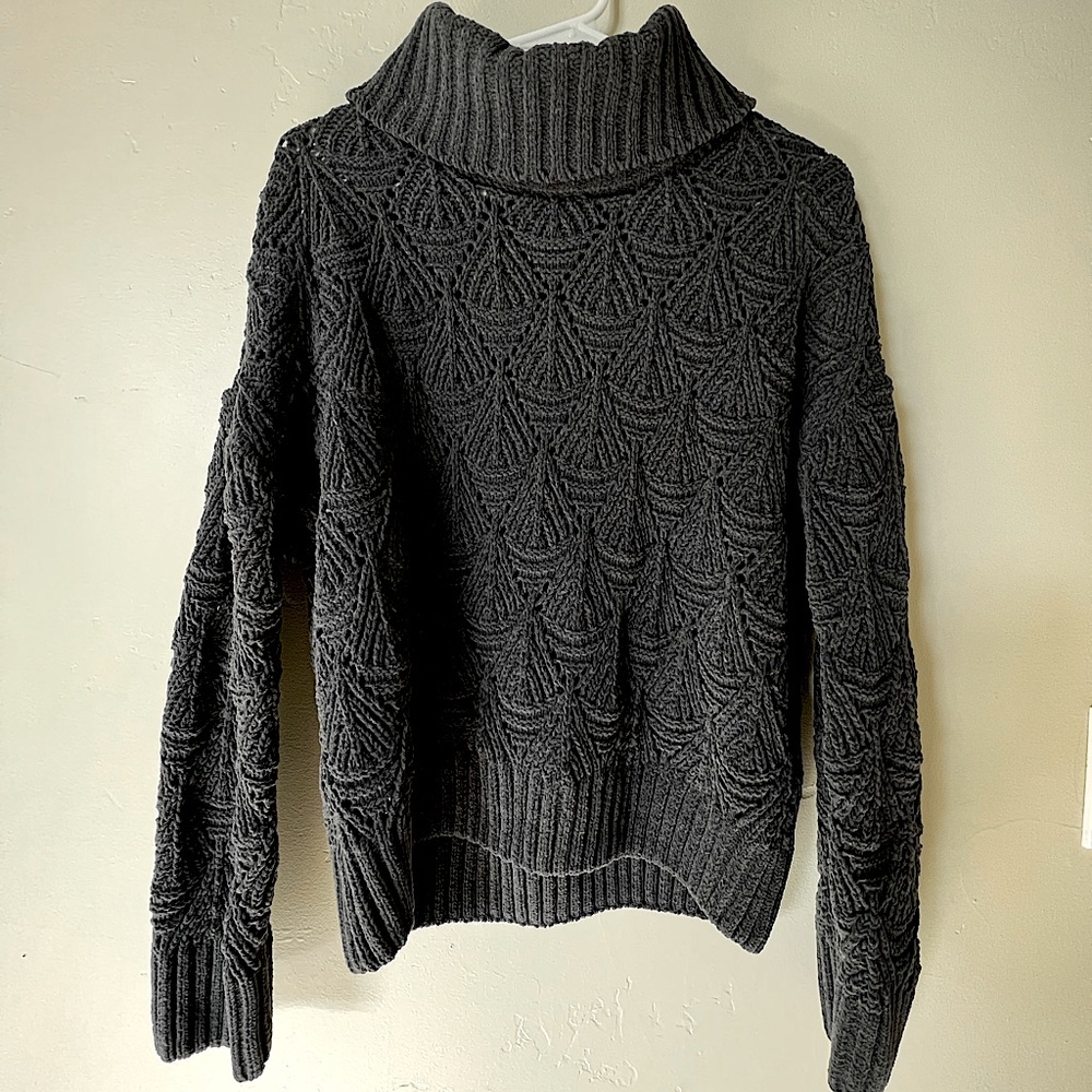 Beautifully designed, grey w/ blue tint, loose turtleneck knit sweater.